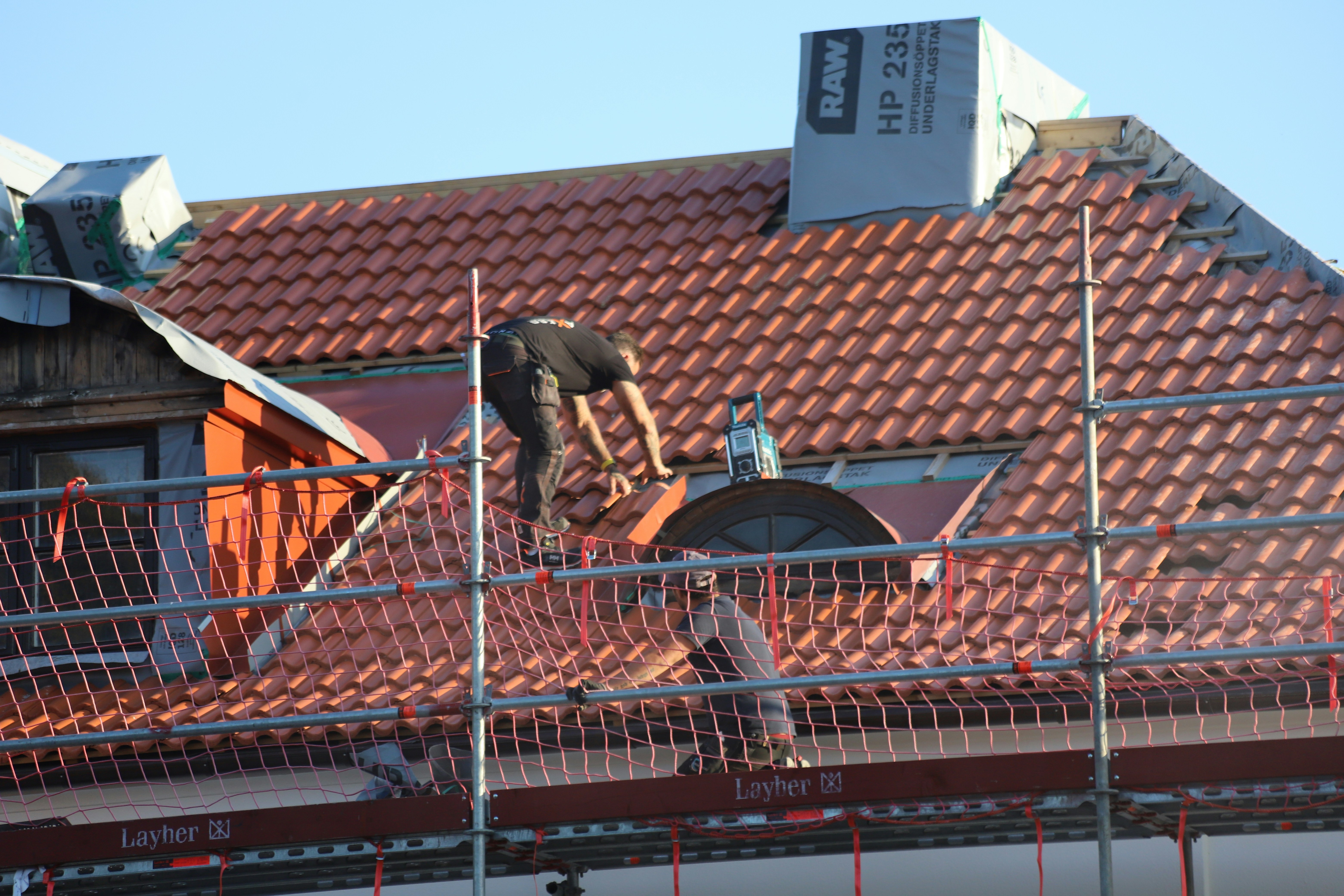 Renovatiespecialist aan het werk op een woning